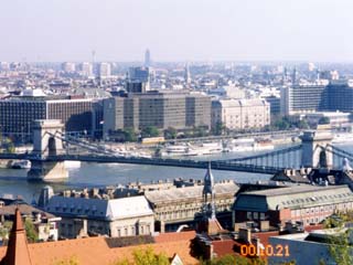 王宮から見た鎖橋とインターコンチネンタルホテル（正面中央）
