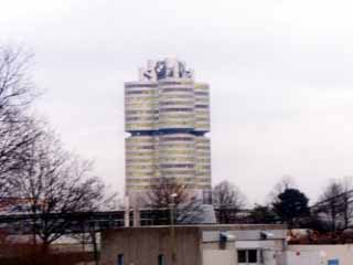 ミュンヘンのランドマーク、BMW本社ビル（通称：４気筒ビル）