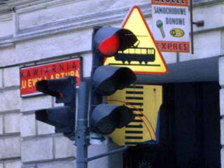 ポーランドで信号の下にある右矢印は、”赤でも右折可”の意味です